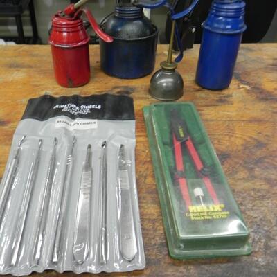 LOT 105 OILCANS & MINITURE CHISELS