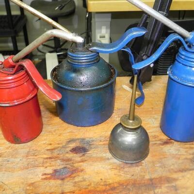 LOT 105 OILCANS & MINITURE CHISELS