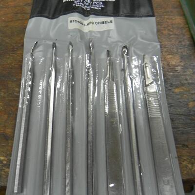 LOT 105 OILCANS & MINITURE CHISELS