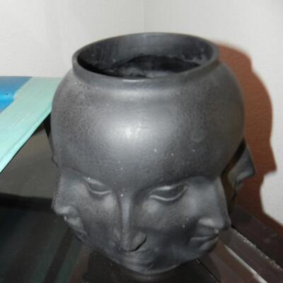 LOT 124 ILLUSIONIST FACE  VASE 