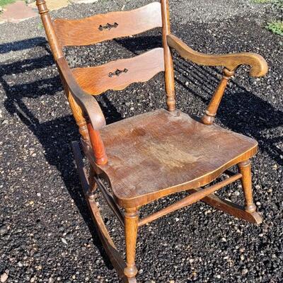 Lot 376: Vintage Rocking Chair 31 x 24 x 33