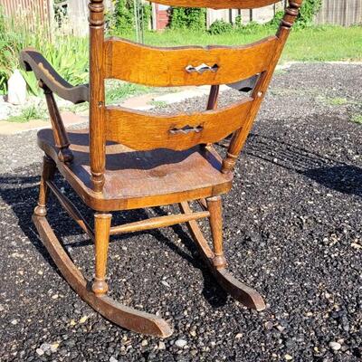 Lot 376: Vintage Rocking Chair 31 x 24 x 33