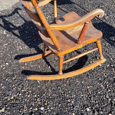 Lot 376: Vintage Rocking Chair 31 x 24 x 33