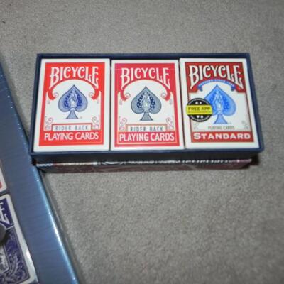 LOT 136  VINTAGE DESIGN COLLECTOR SET