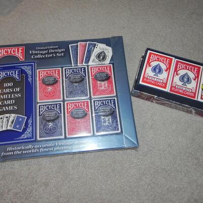 LOT 136  VINTAGE DESIGN COLLECTOR SET