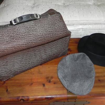 LOT 150  VINTAGE BAG AND STETSON CAP
