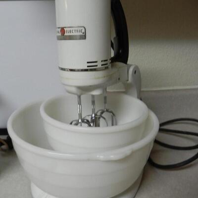 LOT 161 VINTAGE KITCHEN ITEMS