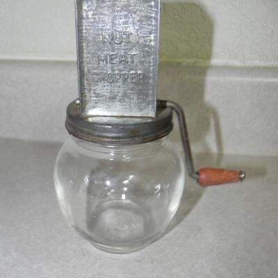 LOT 161 VINTAGE KITCHEN ITEMS