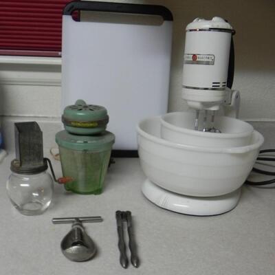 LOT 161 VINTAGE KITCHEN ITEMS