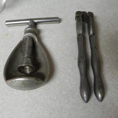 LOT 161 VINTAGE KITCHEN ITEMS