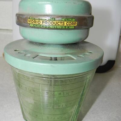 LOT 161 VINTAGE KITCHEN ITEMS