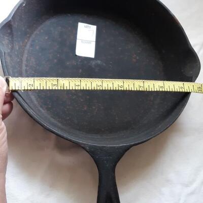 Lot 7 - Cast Iron Frying Pan - with pour sides - no name visable