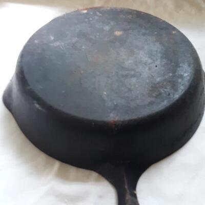 Lot 7 - Cast Iron Frying Pan - with pour sides - no name visable