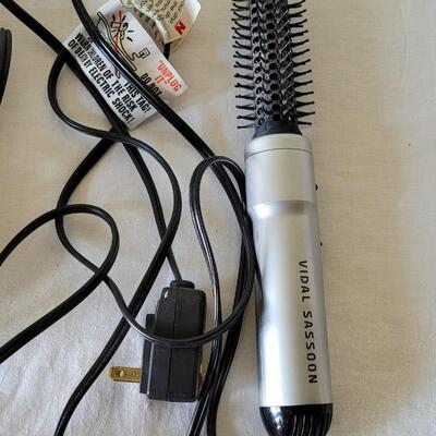 Lot 389: Curling Irons & Straightening Iron
