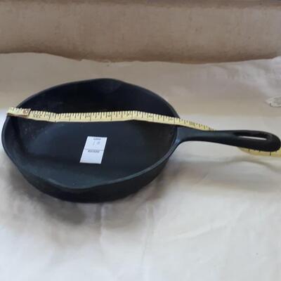 Lot 18 - Cast Iron Frying Pan Wagner With Pour Out Sides 