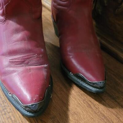 Lot 401: Ladies Red Cowboy Boots Size 6