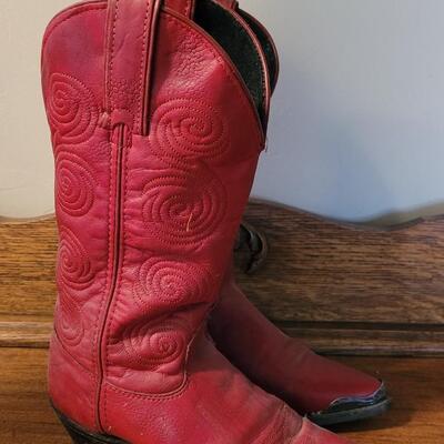 Lot 401: Ladies Red Cowboy Boots Size 6