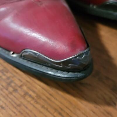 Lot 401: Ladies Red Cowboy Boots Size 6