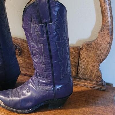Lot 404: Ladies Purple Justin Boots Size 5
