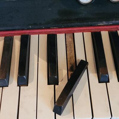 Lot 417: Antique Beckwith Organ Company Pump Organ with Beveled Mirror - Organ does play, however, we are unsure if everything works