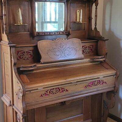 Lot 417: Antique Beckwith Organ Company Pump Organ with Beveled Mirror - Organ does play, however, we are unsure if everything works