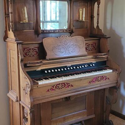 Lot 417: Antique Beckwith Organ Company Pump Organ with Beveled Mirror - Organ does play, however, we are unsure if everything works