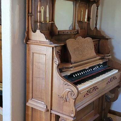 Lot 417: Antique Beckwith Organ Company Pump Organ with Beveled Mirror - Organ does play, however, we are unsure if everything works