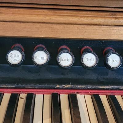 Lot 417: Antique Beckwith Organ Company Pump Organ with Beveled Mirror - Organ does play, however, we are unsure if everything works