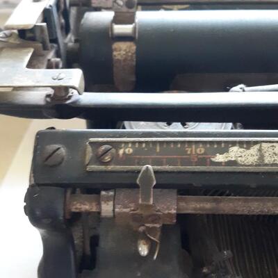 Lot 29- Underwood Manual Typewriter - Age Unknown