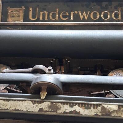 Lot 29- Underwood Manual Typewriter - Age Unknown