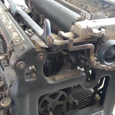 Lot 29- Underwood Manual Typewriter - Age Unknown