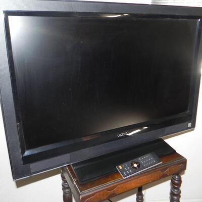 LOT 174  VIZIO 32" TELEVISION WITH REMOTE