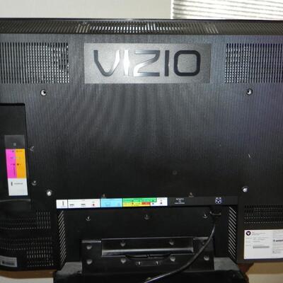 LOT 174  VIZIO 32" TELEVISION WITH REMOTE