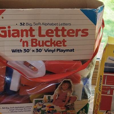 Lot 431: Kids Toy/Puzzles Lot