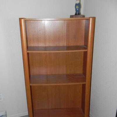 LOT 187 BOOK SHELF AND WOODEN SAILER LAMP
