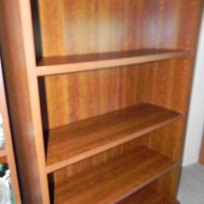 LOT 187 BOOK SHELF AND WOODEN SAILER LAMP