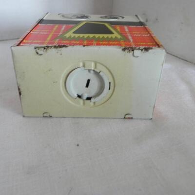 LOT 189 VINTAGE ITEMS