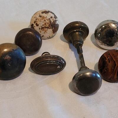 Lot 466: Antique Mixed Doorknob lot