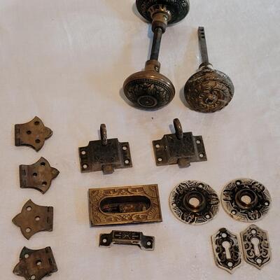 Lot 467: Antique Ornate Hardware & Doorknobs