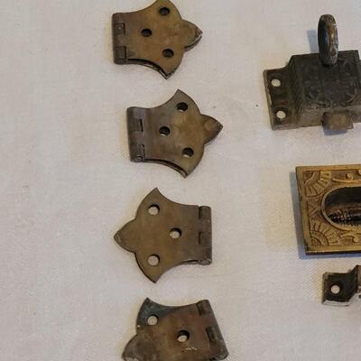 Lot 467: Antique Ornate Hardware & Doorknobs