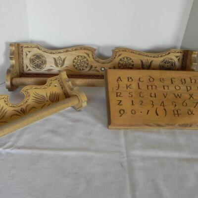 LOT 193 CARVED WOOD ITEMS