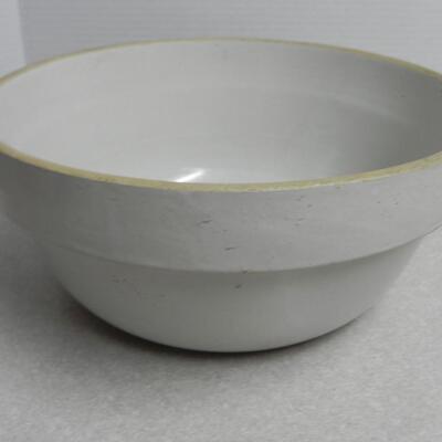 LOT 212  BLACK/WHITE DISHES