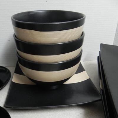 LOT 212  BLACK/WHITE DISHES