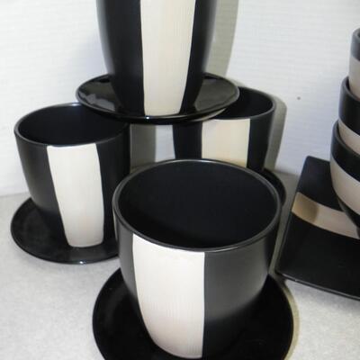 LOT 212  BLACK/WHITE DISHES
