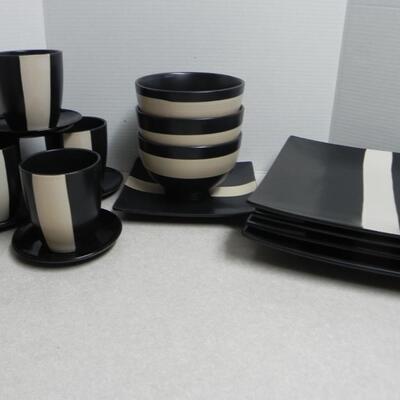 LOT 212  BLACK/WHITE DISHES