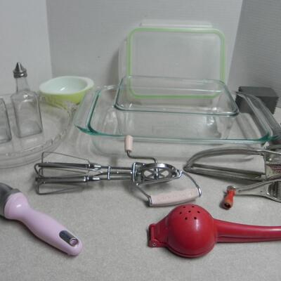 LOT 215  KITCHEN ITEMS