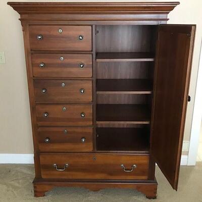 Broyhill Village Tapestry Dresser With Mirror On Door