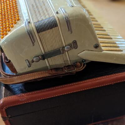 Exc Cond Lira Ivory/Cream Piano Accordion, Alligator Case!