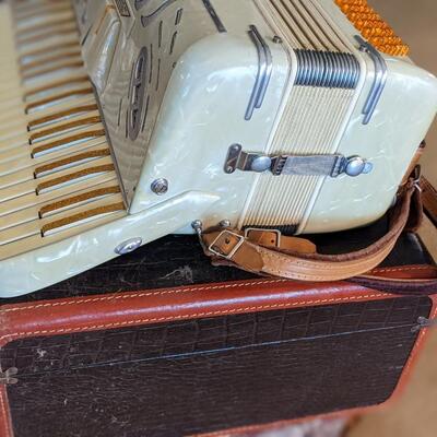 Exc Cond Lira Ivory/Cream Piano Accordion, Alligator Case!