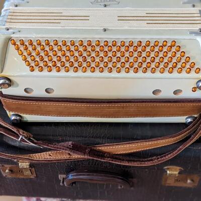 Exc Cond Lira Ivory/Cream Piano Accordion, Alligator Case!